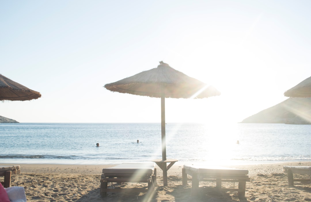 parasol et transat plage location de sissy saintes maries de la mer